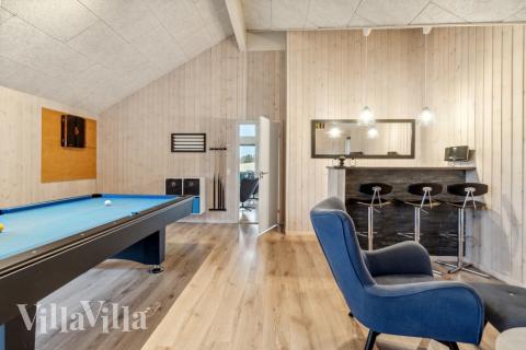 Aktivitetsrum i lyxstuga nr 397 med 7 sovrum och plats för 18 personer.