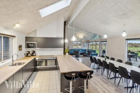 Köket i lyxstuga nr 397 är utrustat så att ni kan laga mat till 18 personer.