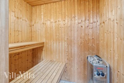 Njut av bastuvärmen i lyxstuga nr 397 för 18 personer