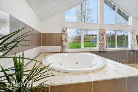 Njut av spabadets värme i lyxstuga nr 397 i Nordsjälland