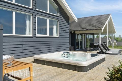 Njut av en grillkväll på terrassen i lyxstuga nr 397 i Nordsjälland