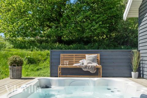 Lyxstuga nr 397 erbjuder bland annat ett härligt spabad