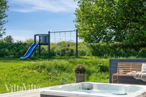 Till den trevliga sommarstugan nr 397 i Nordsjälland erbjuds en mängd utomhusaktiviteter, t.ex. lektorn och gungor