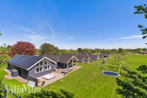 Lyxstuga nr 397 har en härlig terrass med sköna trädgårdsmöbler för 18 personer.