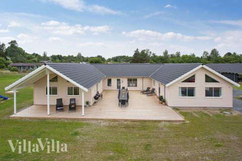 Den praktfulla poolstugan nr 398 med plats för 22 personer ligger i Nordsjälland