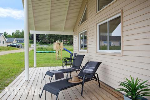 Lyxstuga nr 398 har en härlig terrass med sköna trädgårdsmöbler för 22 personer.