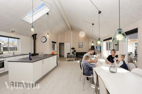 Det stora ljusa vardagsrummet i lyxstuga nr 398 för 22.