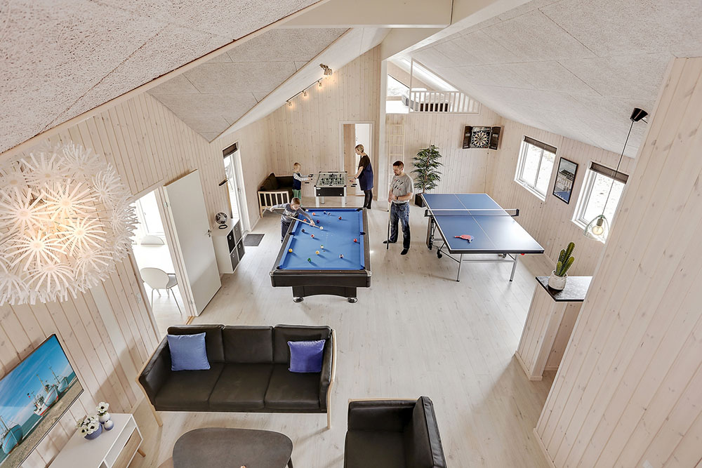 Förutom de många timmar som du kan tillbringa i stugans poolavdelning erbjuder lyxstuga 398 även biljard, bordtennis och dart