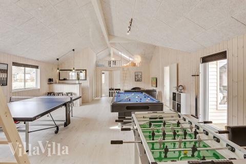 Aktivitetsrum i lyxstuga nr 398 med 8 sovrum och plats för 22 personer.