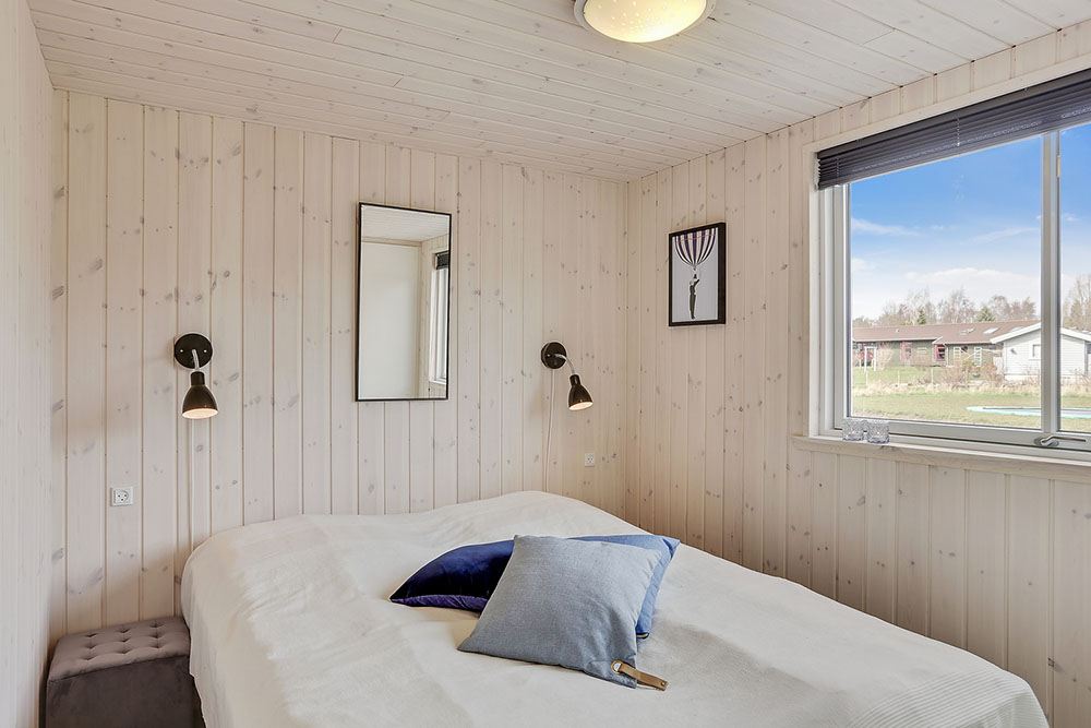Ett av de 8 utmärkta sovrummen i lyxstuga nr 398 i Nordsjälland.