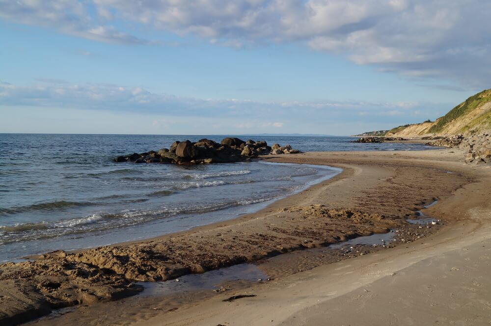Stranden i närheten av lyxhus 398 i Nordsjälland bjuder in till en promenad.