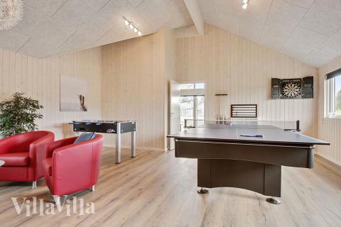 Lyxstuga 390 för 18 personer har ett stort aktivitetsrum med bl.a. biljard och dart