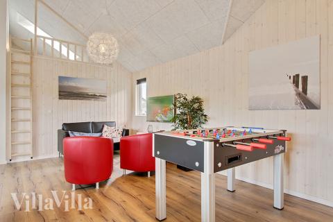 Aktivitetsrum i lyxstuga nr 390 med 6 sovrum och plats för 18 personer.