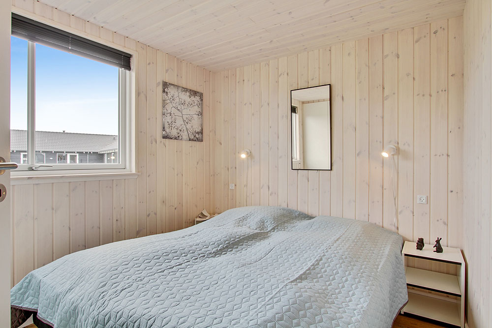 Ett av de 6 utmärkta sovrummen i lyxstuga nr 390 i Vestjylland.