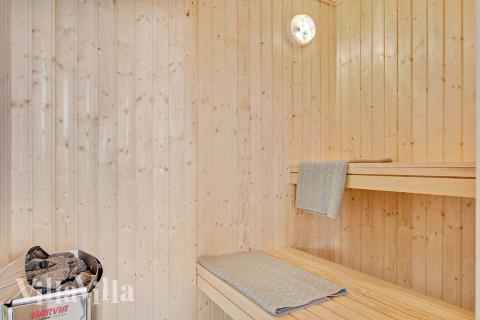 Njut av bastuvärmen i lyxstuga nr 390 för 18 personer