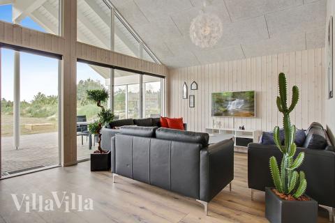 Vardagsrummet i lyxstuga nr. 390 har plats för 18 personer.