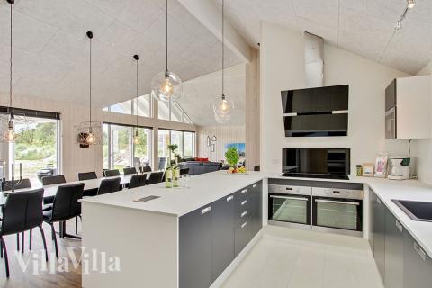 Köket i lyxstuga nr 390 är utrustat så att ni kan laga mat till 18 personer.