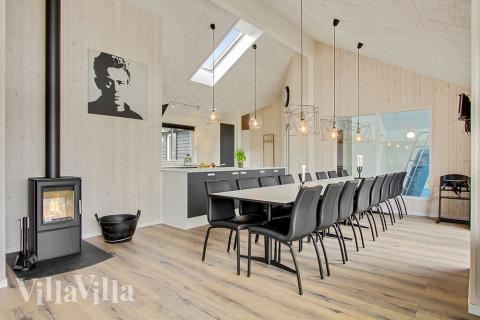 Det stora ljusa vardagsrummet i lyxstuga nr 390 för 18.