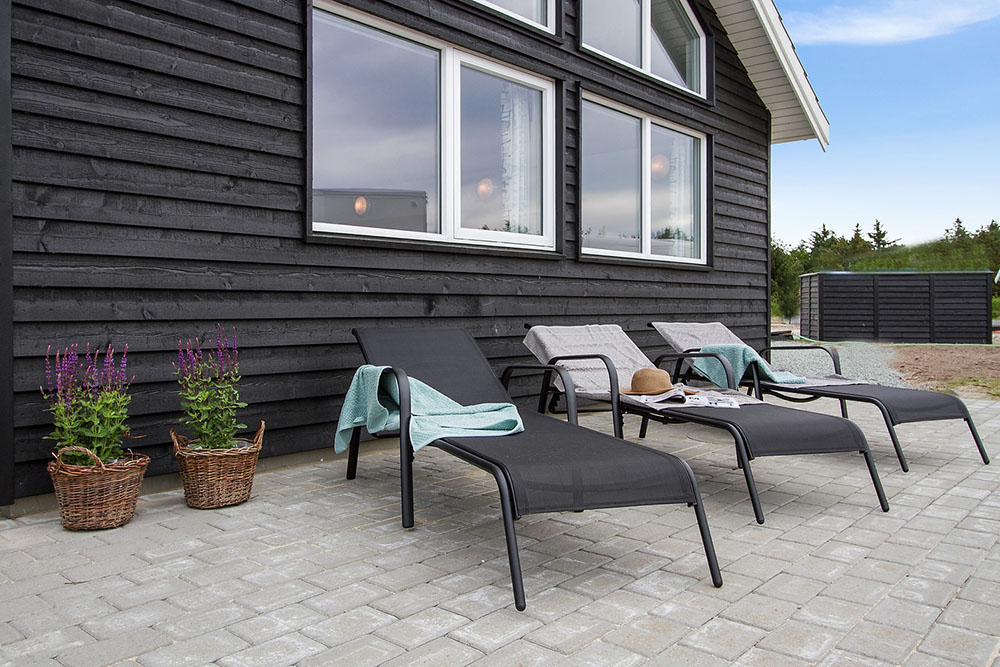 Lyxstuga nr 390 har en härlig terrass med sköna trädgårdsmöbler för 18 personer.