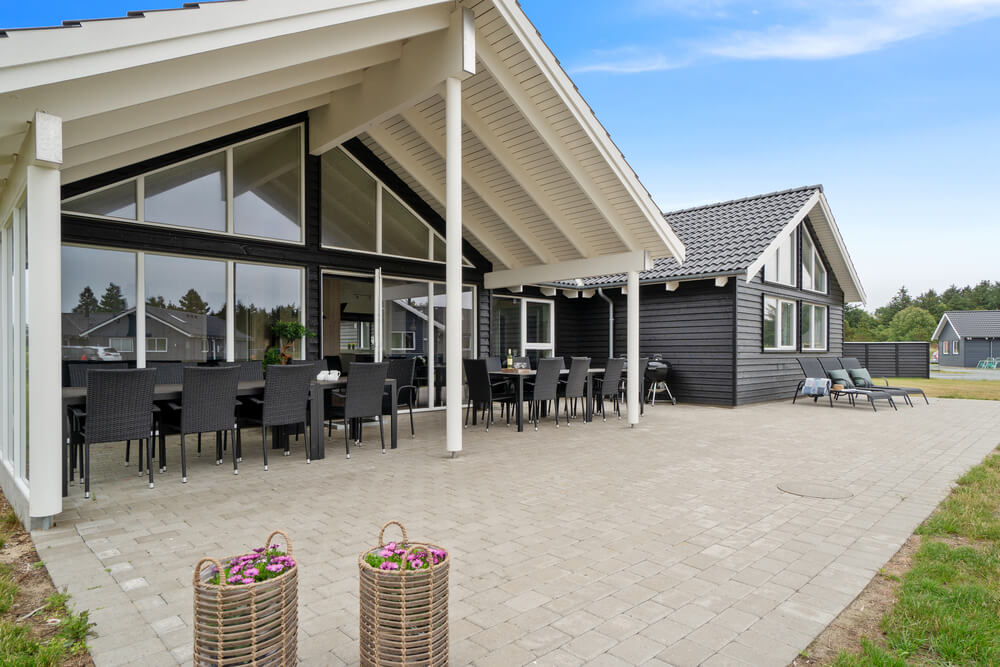 Stor terrass i lyxstuga nr 390 i Vestjylland.