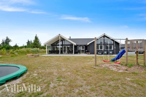 Den praktfulla poolstugan nr 390 med plats för 18 personer ligger i Vestjylland