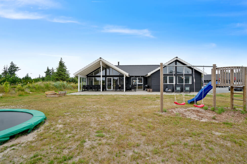 Den praktfulla poolstugan nr 390 med plats för 18 personer ligger i Vestjylland
