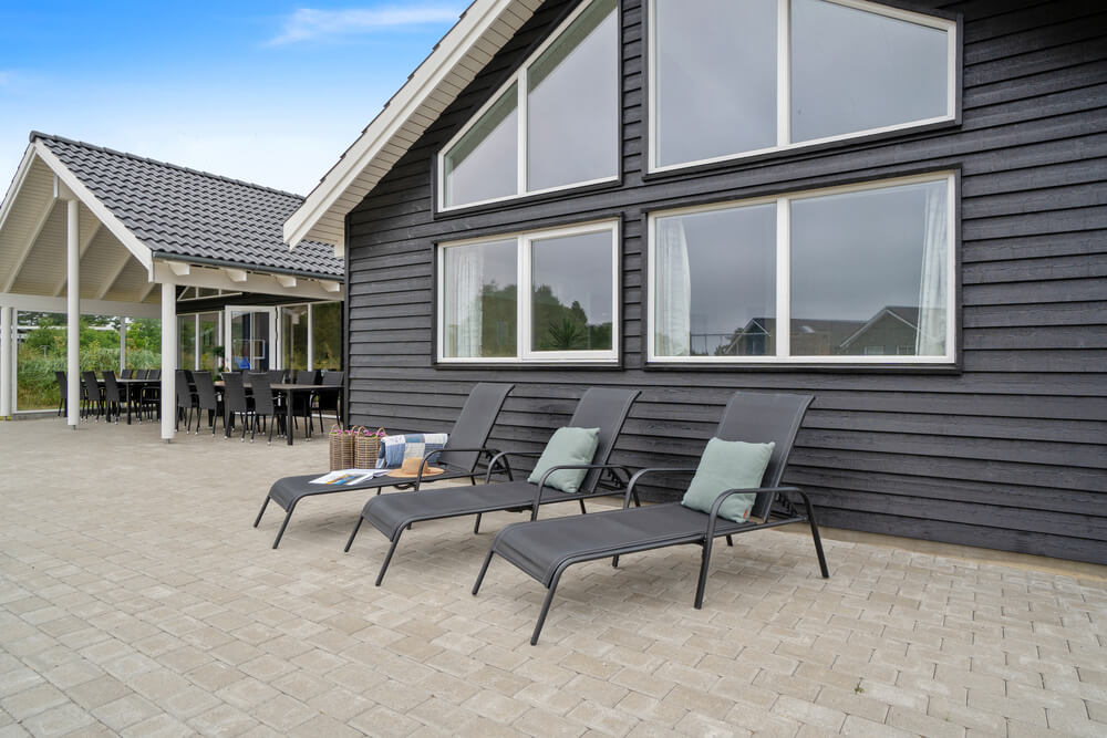 På terrassen i sommarhus nr 390 finns det plats för upp till 18 gäster.