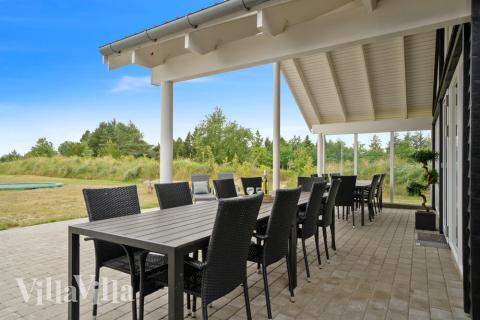 Njut av en grillkväll på terrassen i lyxstuga nr 390 i Vestjylland