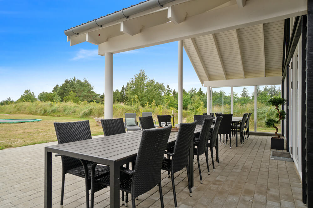 Njut av en grillkväll på terrassen i lyxstuga nr 390 i Vestjylland
