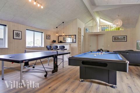 Förutom de många timmar som du kan tillbringa i stugans poolavdelning erbjuder lyxstuga 707 även biljard, bordtennis och dart