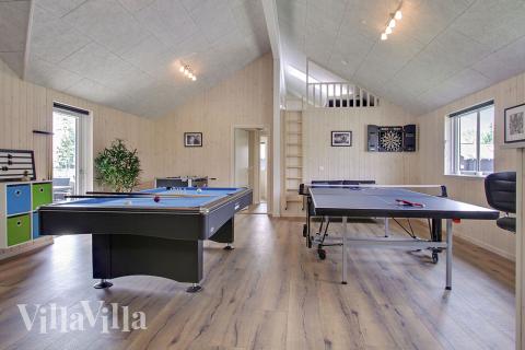 Lyxstuga 707 för 20 personer har ett stort aktivitetsrum med bl.a. biljard och dart