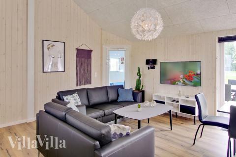 Vardagsrummet i lyxstuga nr. 707 har plats för 20 personer.