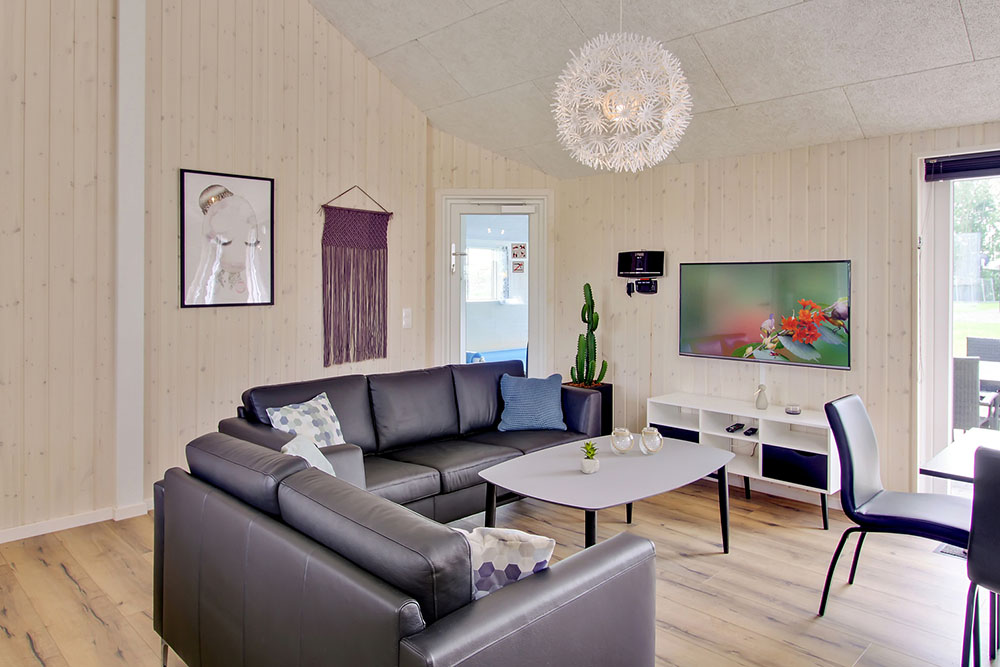 Vardagsrummet i lyxstuga nr. 707 har plats för 20 personer.
