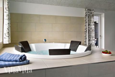 Njut av spabadets värme i lyxstuga nr 707 i Tyskland