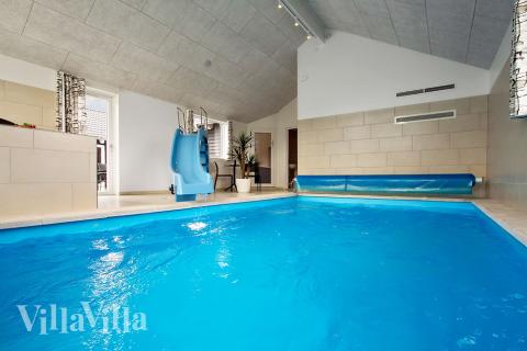 Sommarstuga 707 är inredd med en smakfull poolavdelning som har vattenrutschbana, ett stort inbyggt spapad och bastu