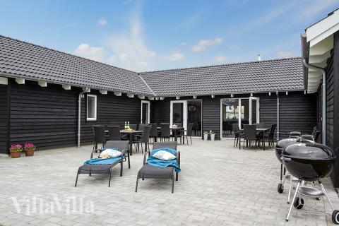 Lyxstuga nr 707 har en härlig terrass med sköna trädgårdsmöbler för 20 personer.