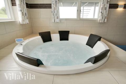 Njut av spabadets värme i lyxstuga nr 400 i Østjylland