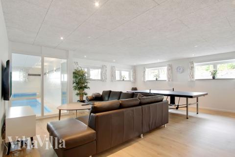 Lyxstuga 400 för 24 personer har ett stort aktivitetsrum med bl.a. biljard och dart