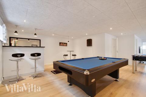 Förutom de många timmar som du kan tillbringa i stugans poolavdelning erbjuder lyxstuga 400 även biljard, bordtennis och dart