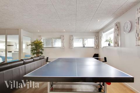 Aktivitetsrum i lyxstuga nr 400 med 9 sovrum och plats för 24 personer.