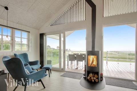 Det stora ljusa vardagsrummet i lyxstuga nr 400 för 24.