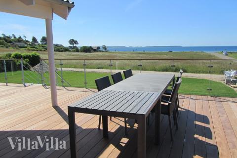 Lyxstuga nr 400 har en härlig terrass med sköna trädgårdsmöbler för 24 personer.