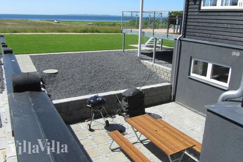 Njut av en grillkväll på terrassen i lyxstuga nr 400 i Østjylland