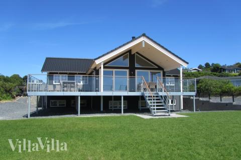 Den praktfulla poolstugan nr 400 med plats för 24 personer ligger i Østjylland