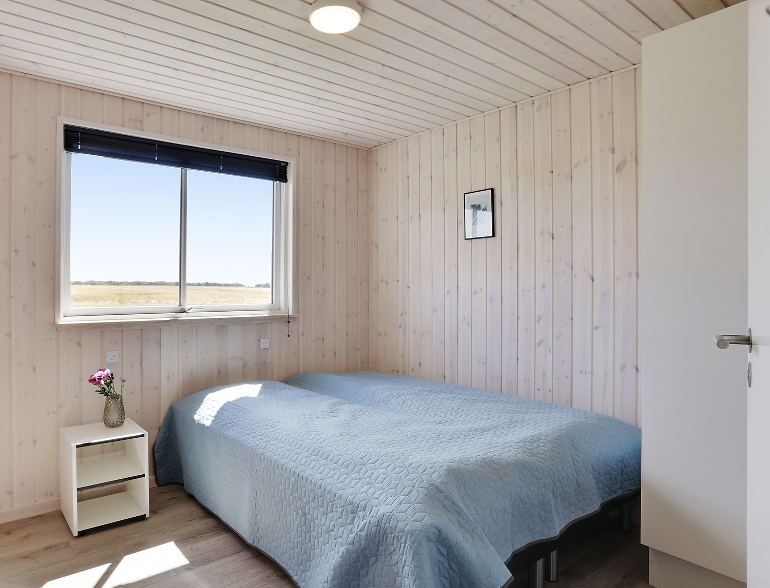 Ett av de 9 utmärkta sovrummen i lyxstuga nr 404 i Limfjorden.