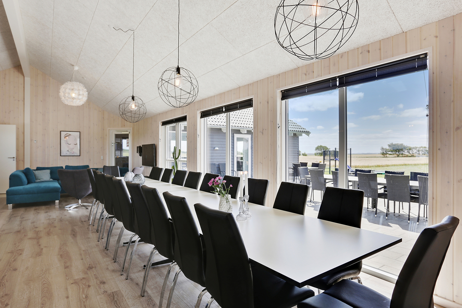 Det stora ljusa vardagsrummet i lyxstuga nr 404 för 24.
