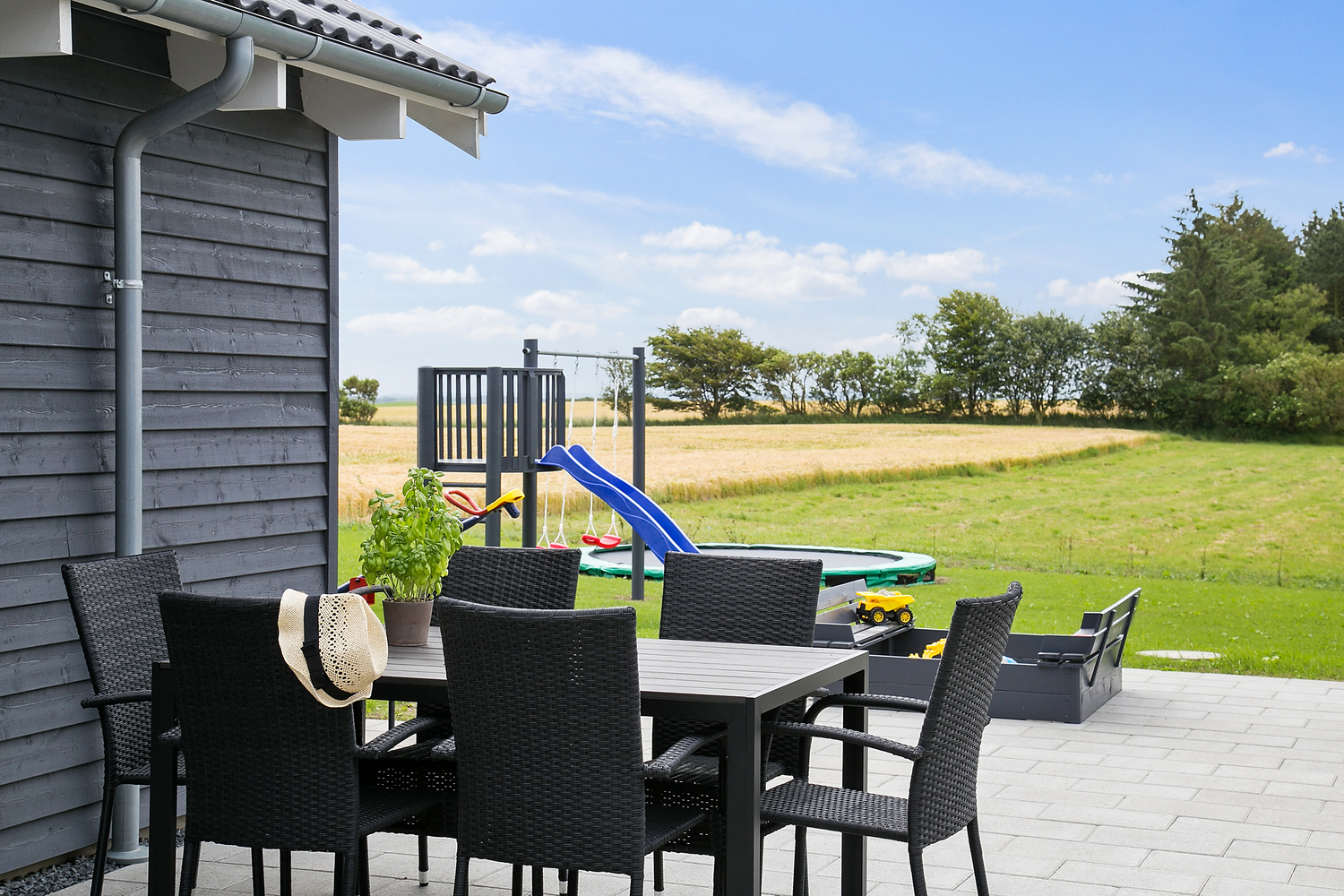 Njut av en grillkväll på terrassen i lyxstuga nr 404 i Limfjorden