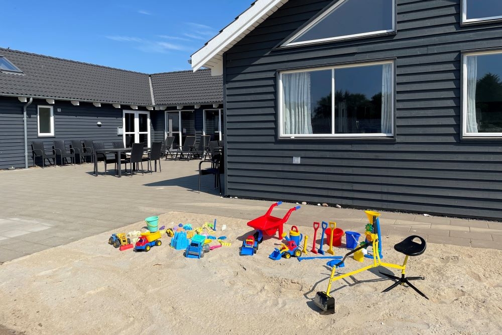 Till den trevliga sommarstugan nr 404 i Limfjorden erbjuds en mängd utomhusaktiviteter, t.ex. lektorn och gungor