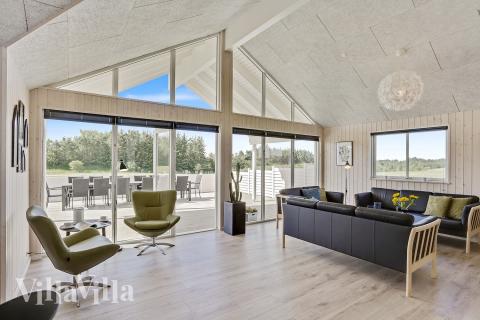 Ni kan sitta 18 personer tillsammans i vardagsrummet när ni besöker lyxhus nr 405 i Limfjorden.