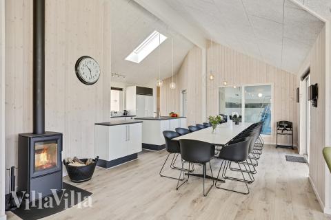 Det stora ljusa vardagsrummet i lyxstuga nr 405 för 18.